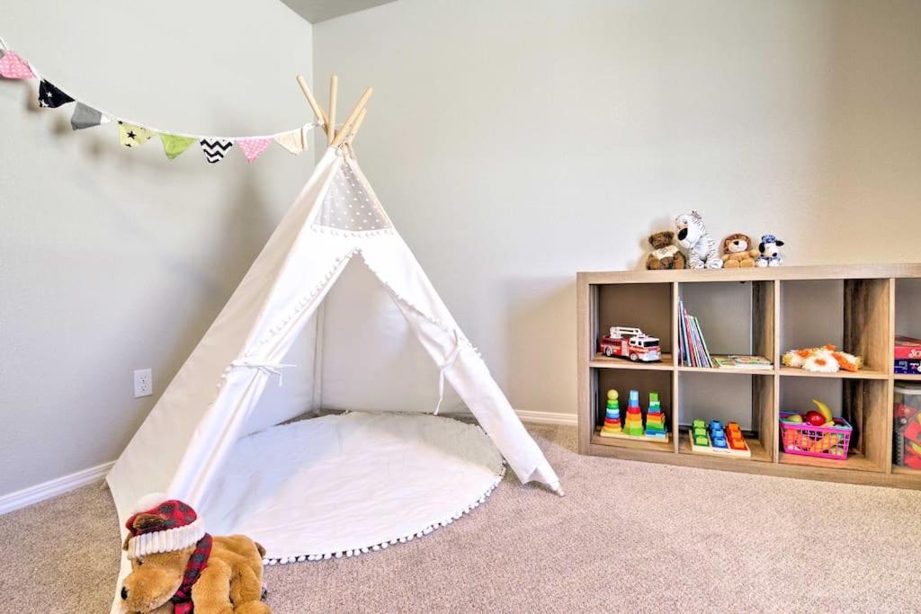 Family Friendly Playroom Garage Колдуэлл Экстерьер фото